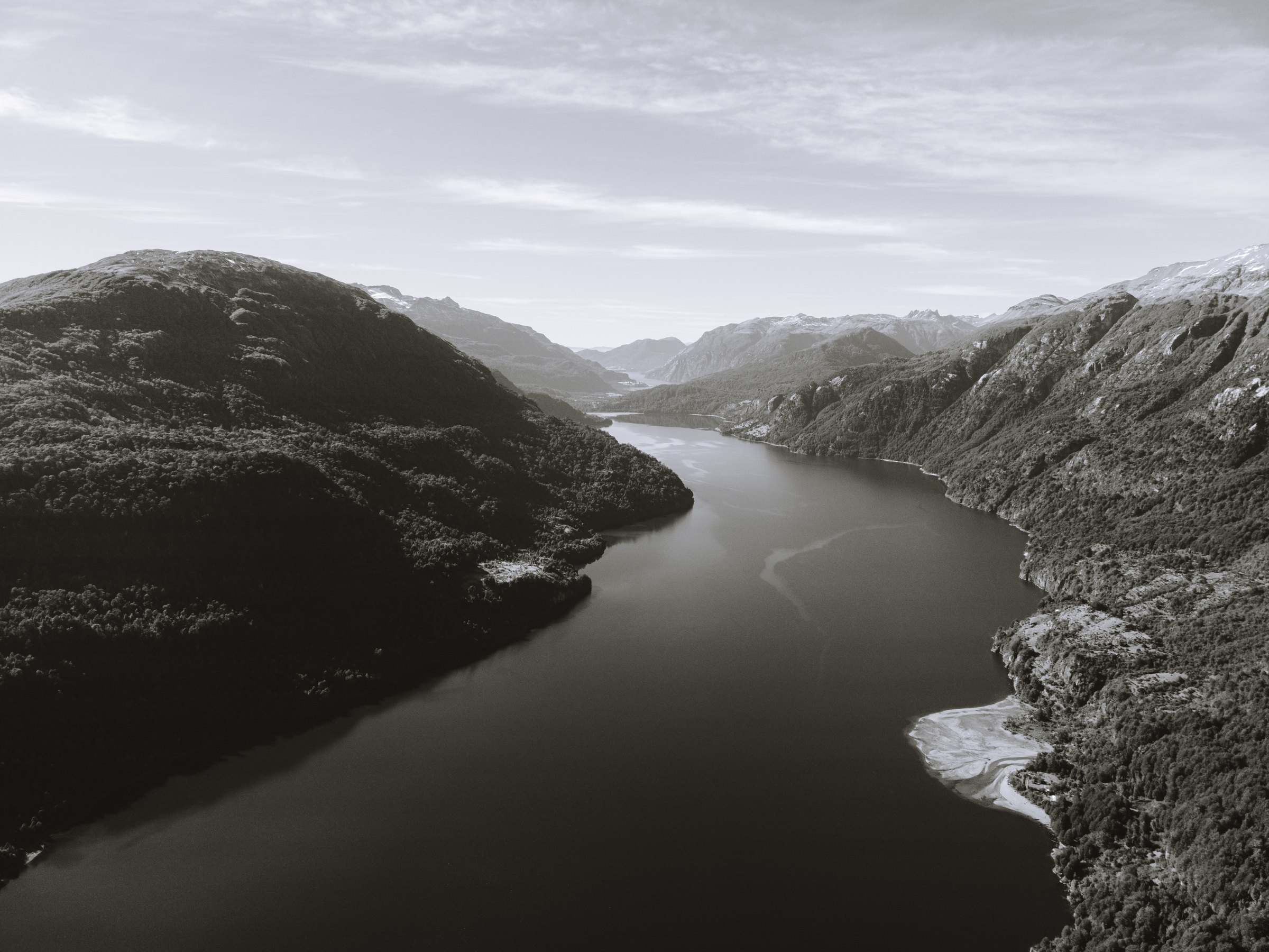 Lago Caro desde el aire, entre bosque y cordillera.